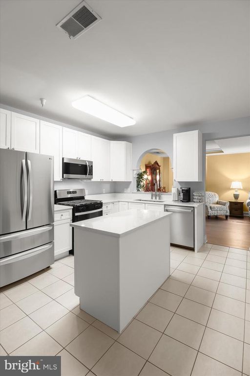 Image 15 of property listing at 2520 WATERSIDE DR #112, Frederick, MD 21701