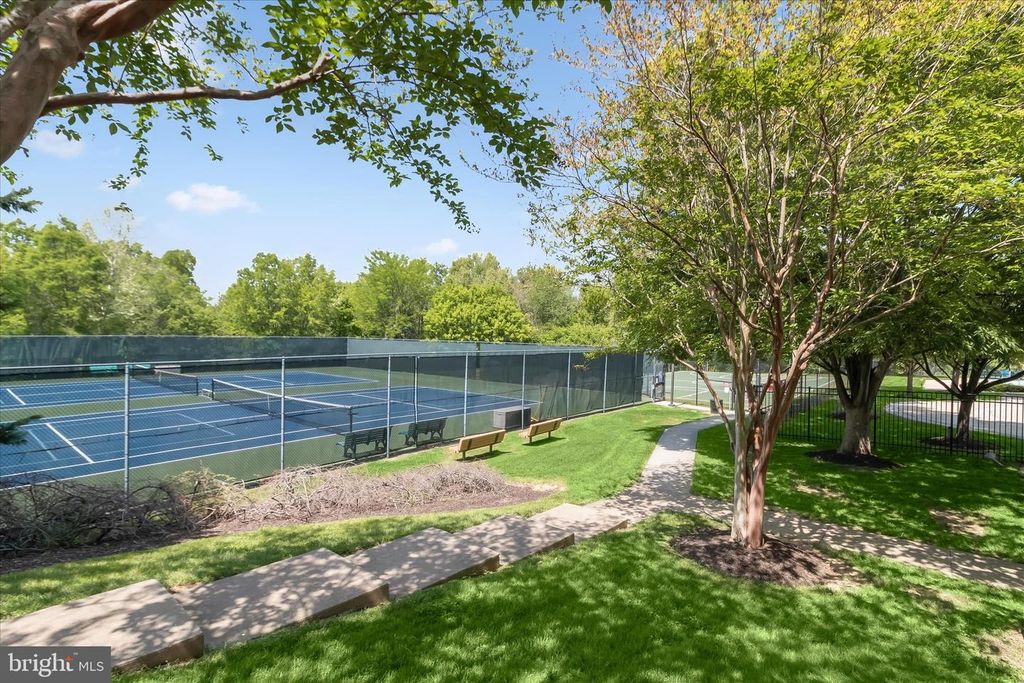 Image 73 of property listing at 2520 WATERSIDE DR #112, Frederick, MD 21701