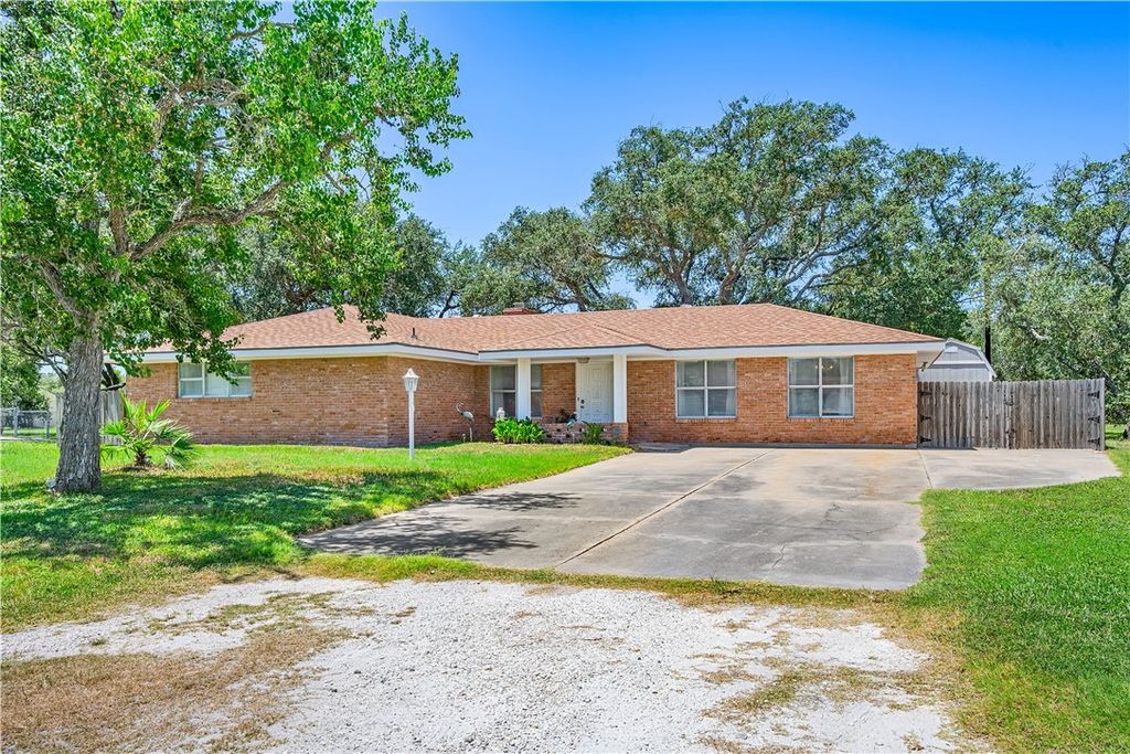 843 Pine Ave, Rockport, TX 78382 — exterior