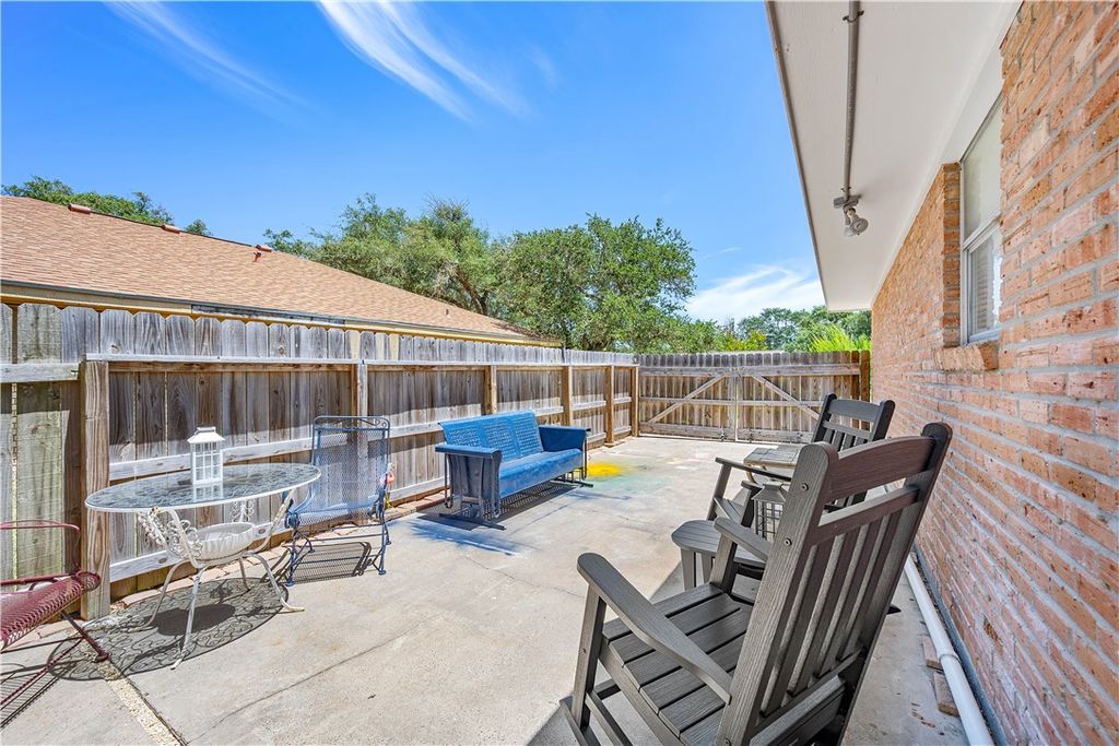 843 Pine Ave, Rockport, TX 78382 — photo 3