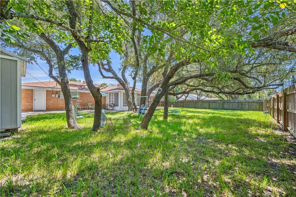 843 Pine Ave, Rockport, TX 78382 — photo 4