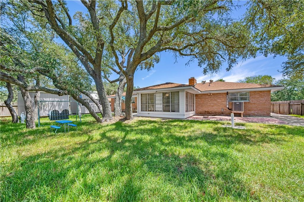 843 Pine Ave, Rockport, TX 78382 — photo 5