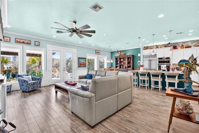 616 Shoreline Cir, Port Aransas, TX 78373