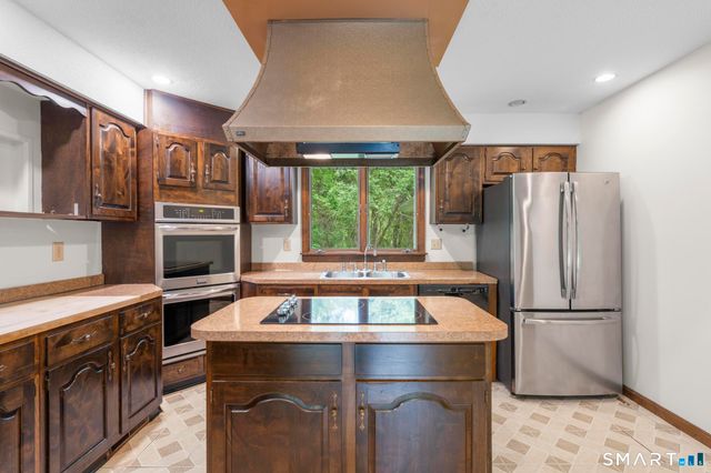 34 Ox Bow Lane, Woodbridge, CT 06525