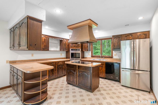 34 Ox Bow Lane, Woodbridge, CT 06525