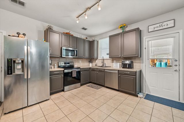 517 Zachum Drive, Arlington, TX 76002