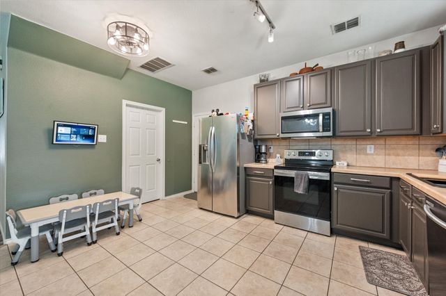 517 Zachum Drive, Arlington, TX 76002