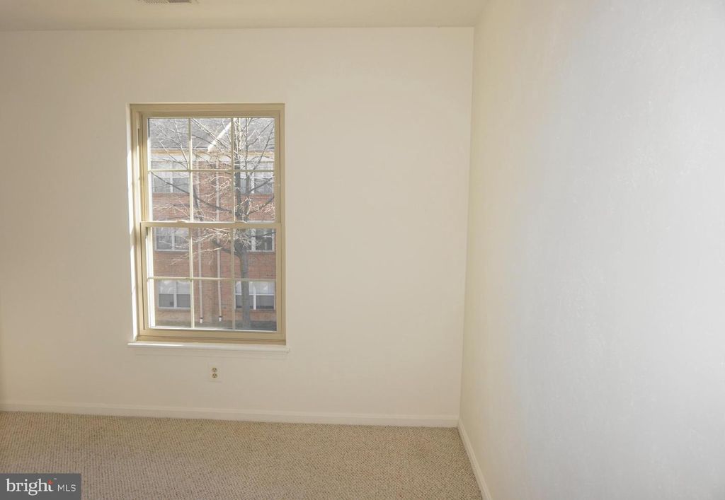 6 BANYAN WOOD CT #301, Essex, MD 21221
