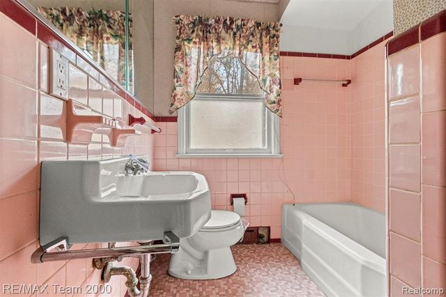 21885 Maplewood Drive, Southfield, MI 48033