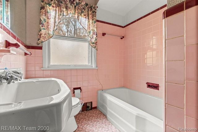 21885 Maplewood Drive, Southfield, MI 48033