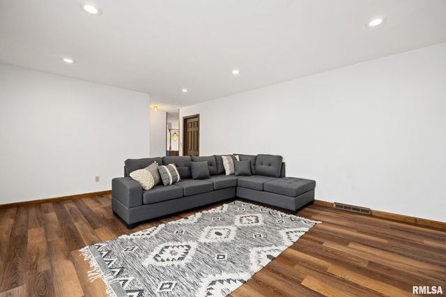 85 HICKORY RIDGE Court, Morton, IL 61550