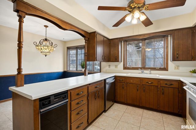 85 HICKORY RIDGE Court, Morton, IL 61550