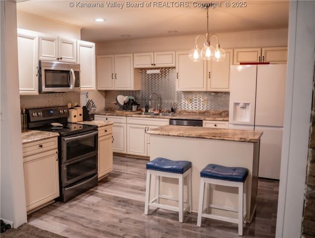 993 Old Point Road, St Albans, WV 25177