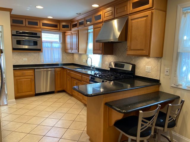 3333 W 102 Street, Evergreen Park, IL 60805
