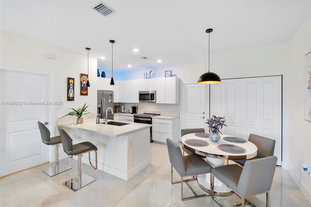 8374 Central Park Blvd, Doral, FL 33166