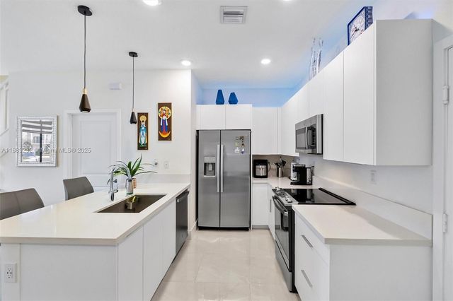 8374 Central Park Blvd, Doral, FL 33166