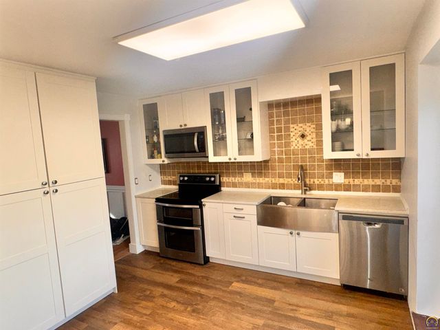 3220 SW MacVicar CT, Topeka, KS 66611