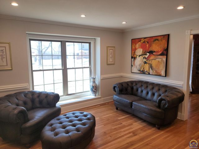 3220 SW MacVicar CT, Topeka, KS 66611