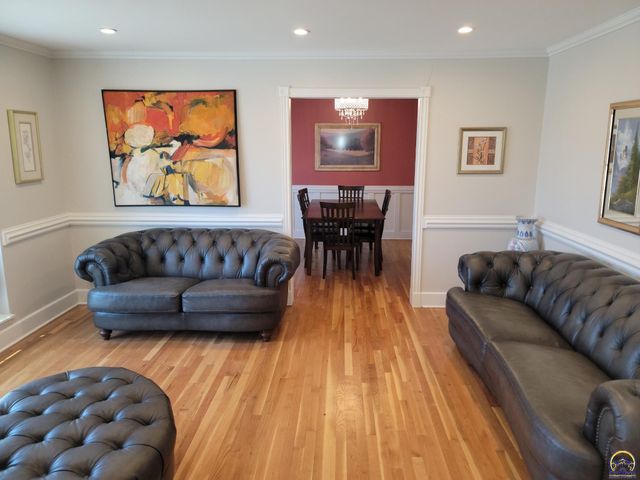 3220 SW MacVicar CT, Topeka, KS 66611