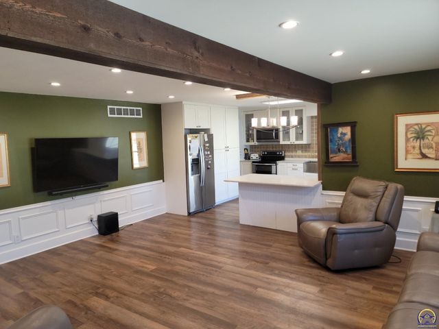 3220 SW MacVicar CT, Topeka, KS 66611