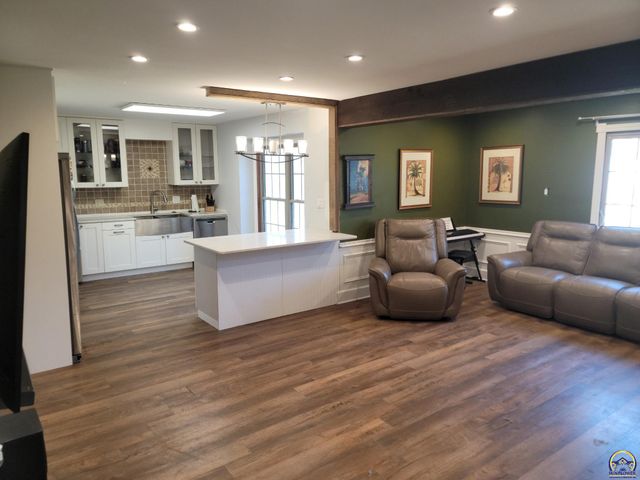 3220 SW MacVicar CT, Topeka, KS 66611