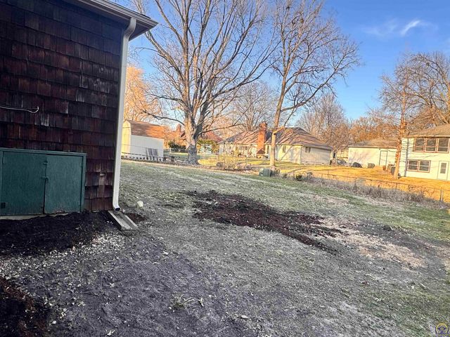 3220 SW MacVicar CT, Topeka, KS 66611