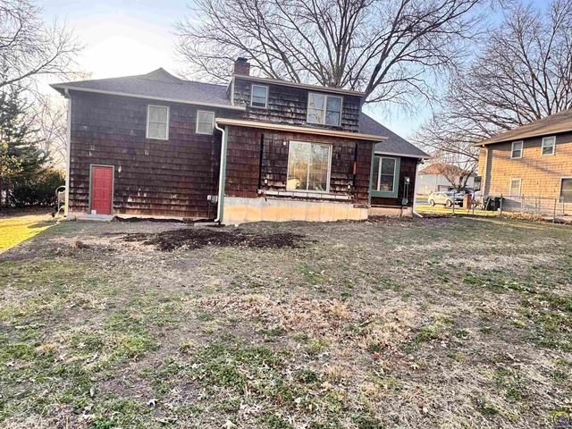 3220 SW MacVicar CT, Topeka, KS 66611