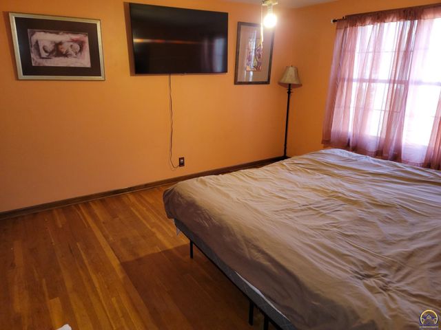 3220 SW MacVicar CT, Topeka, KS 66611