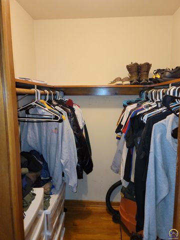 3220 SW MacVicar CT, Topeka, KS 66611