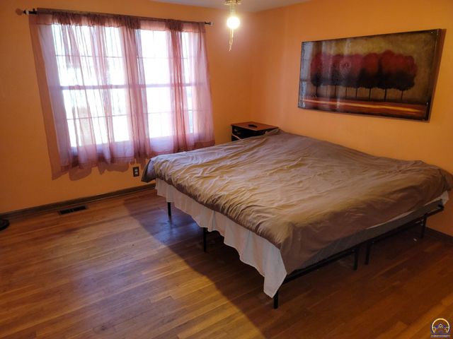 3220 SW MacVicar CT, Topeka, KS 66611