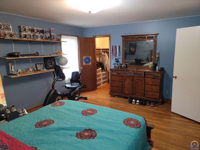 3220 SW MacVicar CT, Topeka, KS 66611