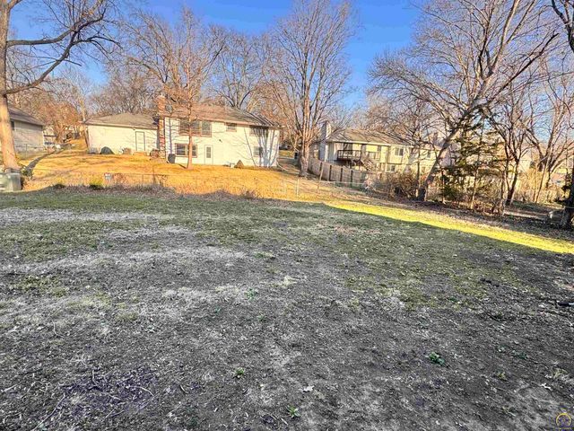 3220 SW MacVicar CT, Topeka, KS 66611