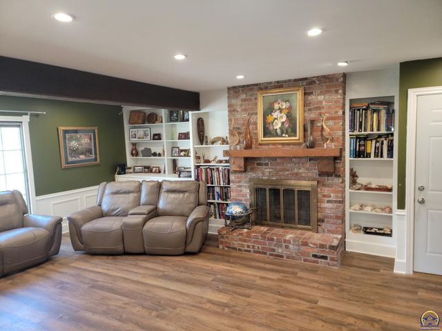 3220 SW MacVicar CT, Topeka, KS 66611