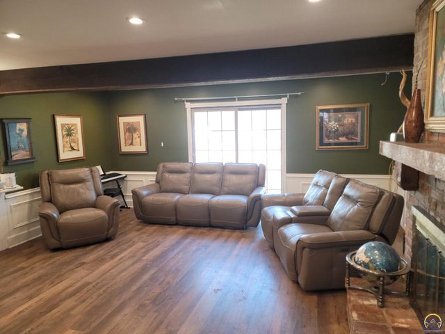 3220 SW MacVicar CT, Topeka, KS 66611