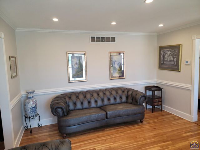 3220 SW MacVicar CT, Topeka, KS 66611