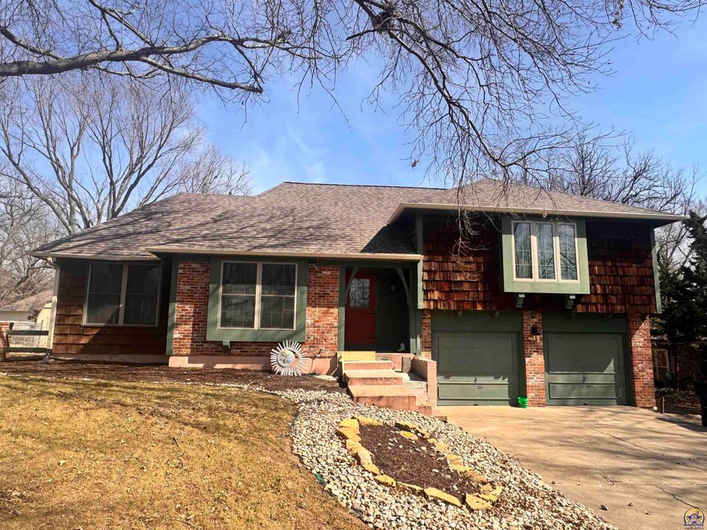 3220 SW MacVicar CT, Topeka, KS 66611