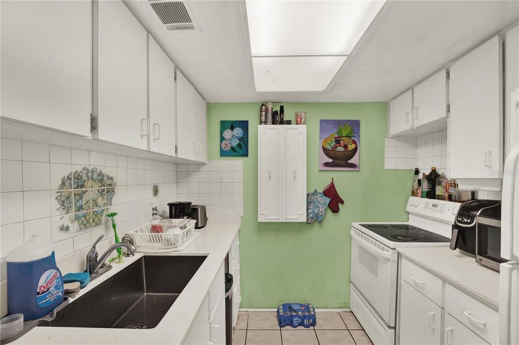Image 14 of property listing at 4701 CHRISTA COURT 341, Tampa, FL 33614
