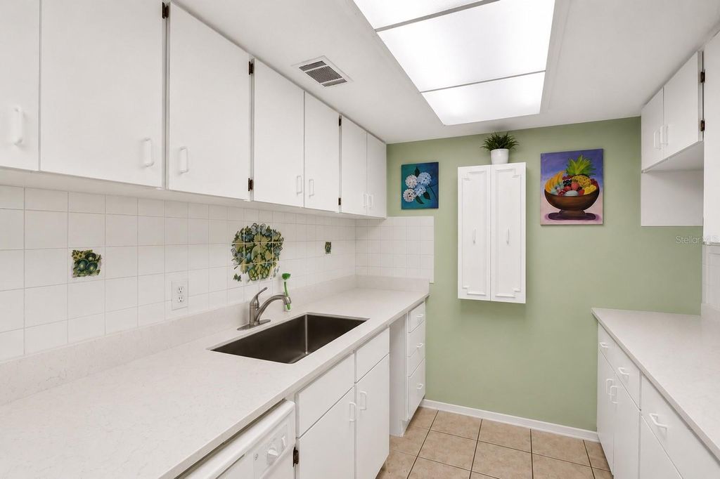 Image 15 of property listing at 4701 CHRISTA COURT 341, Tampa, FL 33614