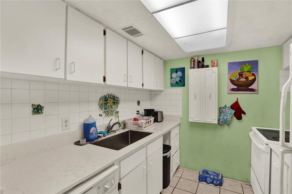 Image 16 of property listing at 4701 CHRISTA COURT 341, Tampa, FL 33614