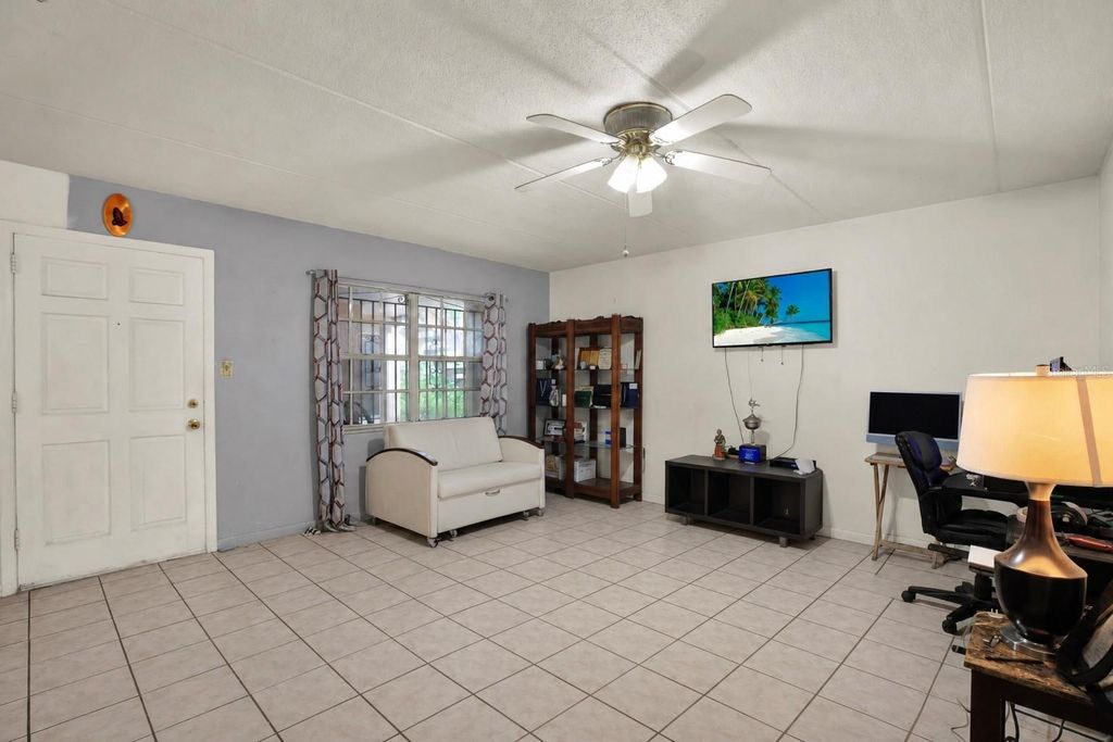 Image 5 of property listing at 4701 CHRISTA COURT 341, Tampa, FL 33614