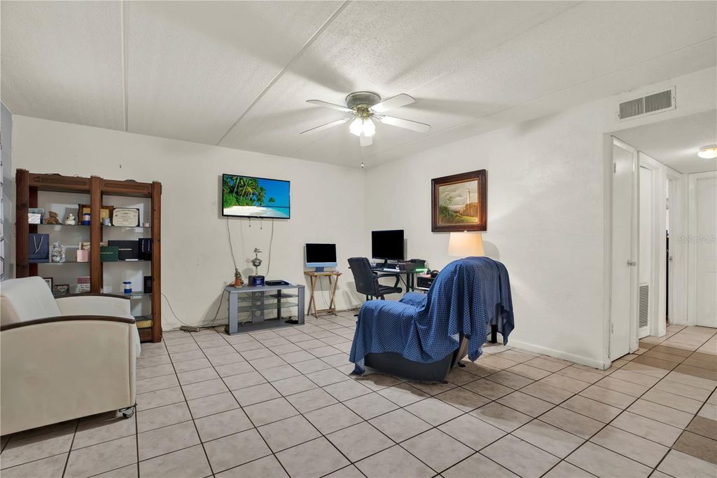 Image 8 of property listing at 4701 CHRISTA COURT 341, Tampa, FL 33614