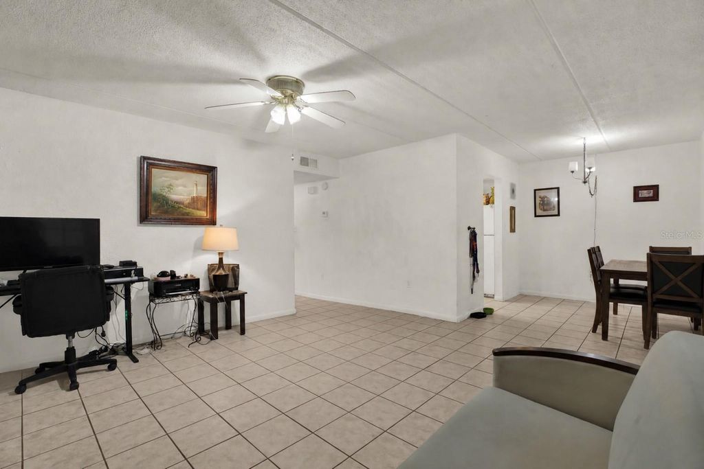 Image 9 of property listing at 4701 CHRISTA COURT 341, Tampa, FL 33614