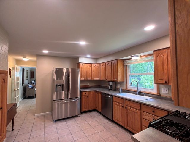 9 Vanguard Ln, Longmeadow, MA 01106