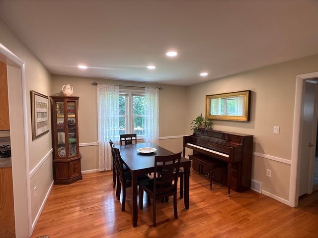 9 Vanguard Ln, Longmeadow, MA 01106