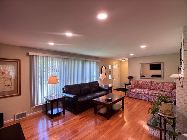 9 Vanguard Ln, Longmeadow, MA 01106