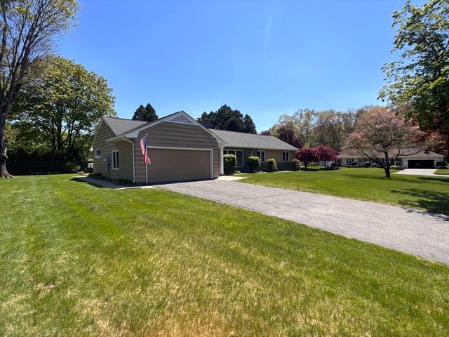9 Vanguard Ln, Longmeadow, MA 01106