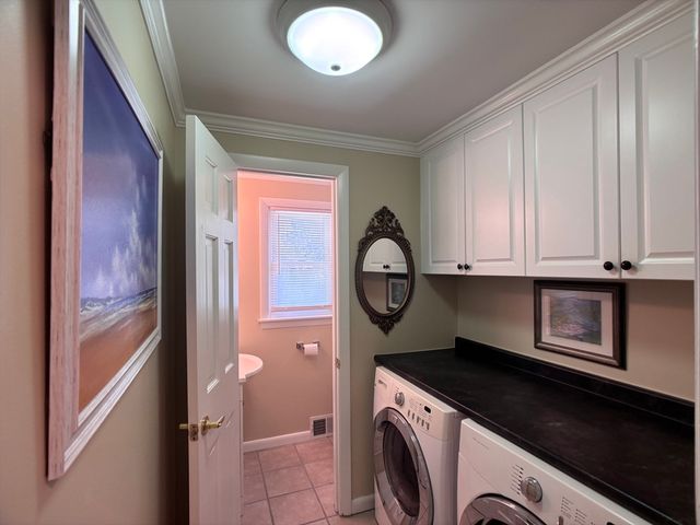 9 Vanguard Ln, Longmeadow, MA 01106