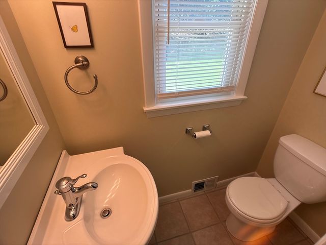 9 Vanguard Ln, Longmeadow, MA 01106