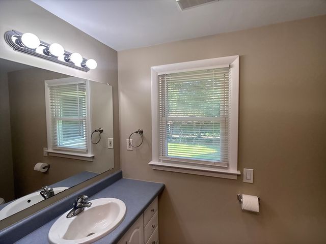 9 Vanguard Ln, Longmeadow, MA 01106