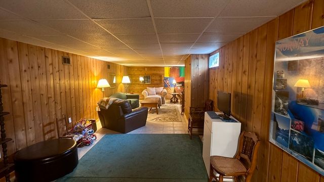 9 Vanguard Ln, Longmeadow, MA 01106